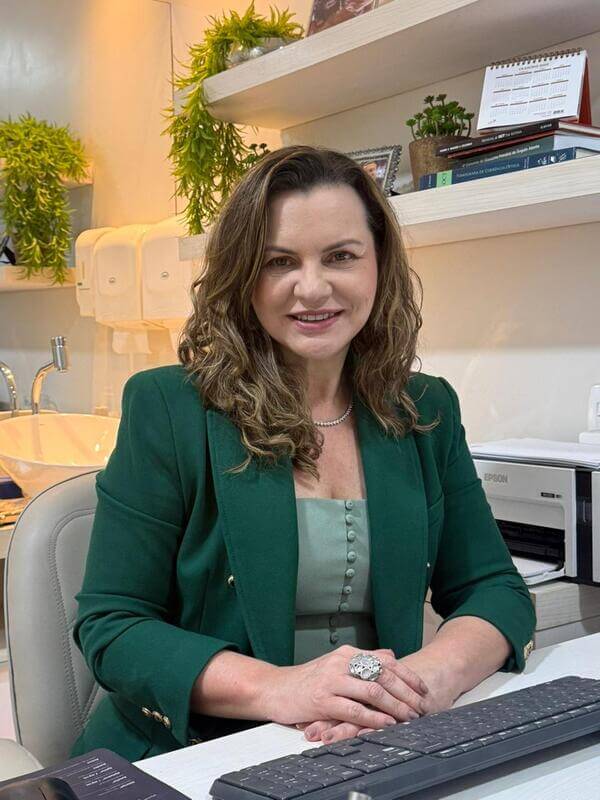 Dra. Cristiane Carvalho no seu consultório oftalmológico